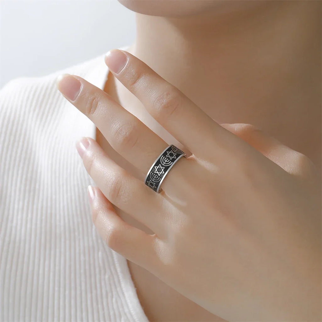 Szeroki pierścionek Menora i gwiazdy Dawida – symbole żydowskie