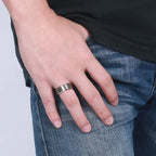 Szeroki męski pierścień z gwiazdami Dawida, żydowskim symbolem, w kolorze czarnym