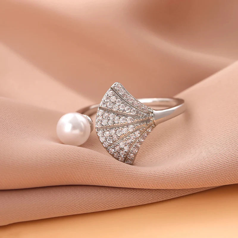 Pierścionek z muszlą św. Jakuba i perłą muszlową