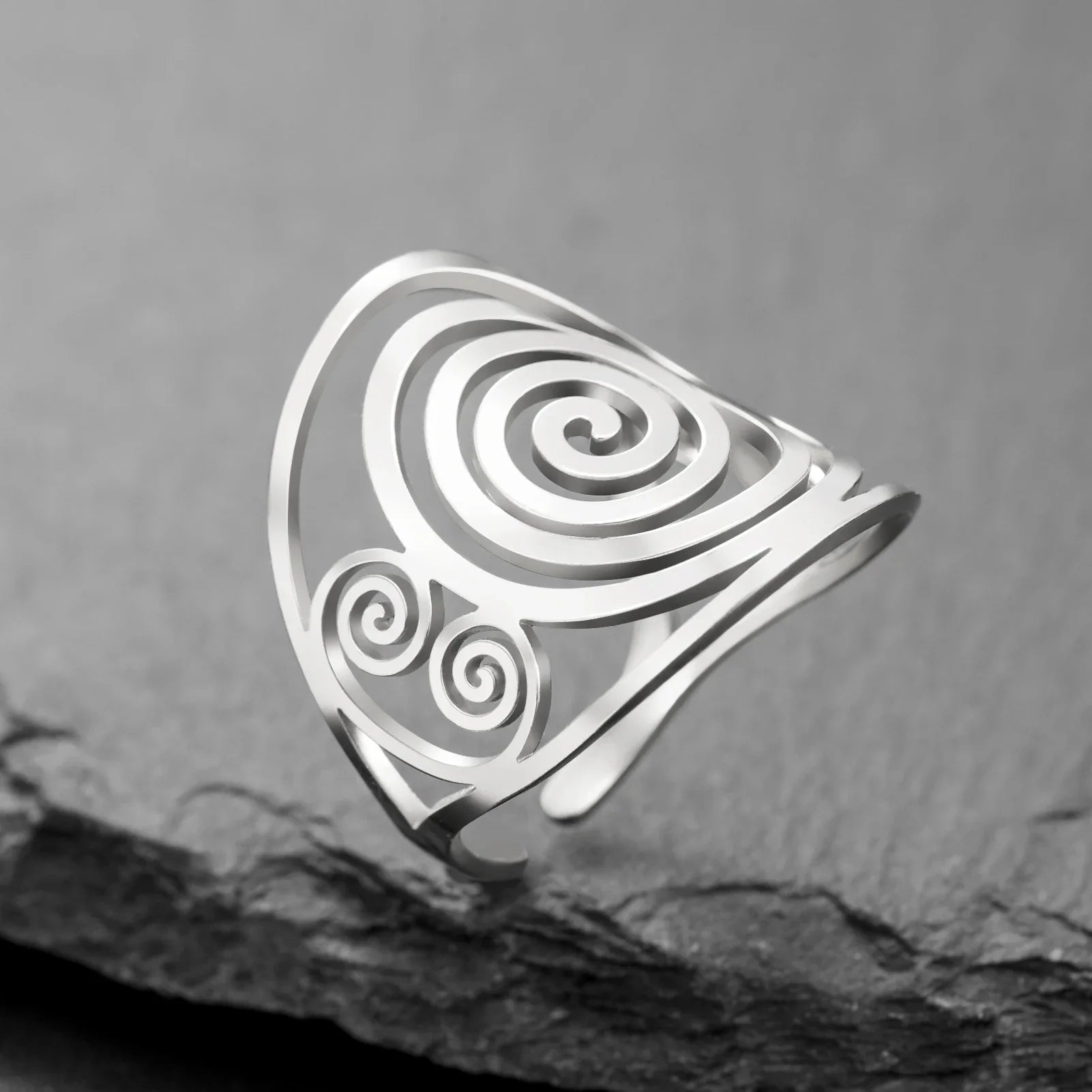 Szeroki spiralny pierścionek damski w kolorze srebrnym
