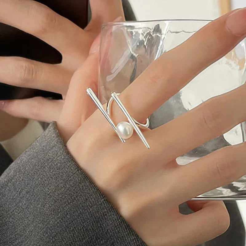 Pierścionek stylizowany z białą perłą z cyrkonu