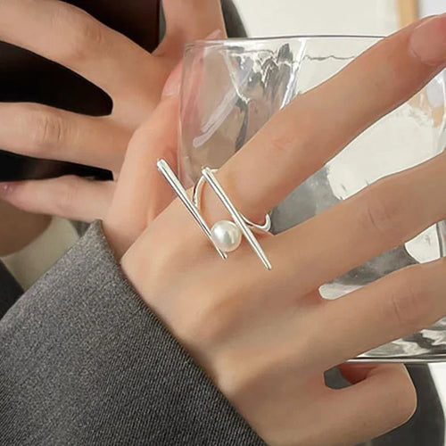 Pierścionek stylizowany z białą perłą z cyrkonu