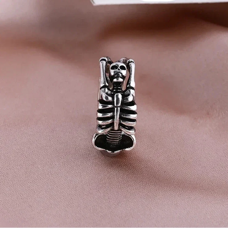 Pierścień z czaszką szkieletu