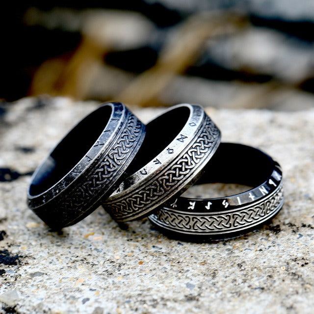 Starożytna pierścień wikingów z runami