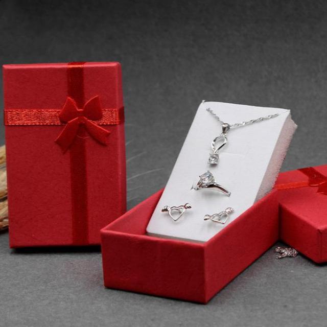 Krabička na 3 až 4 šperky