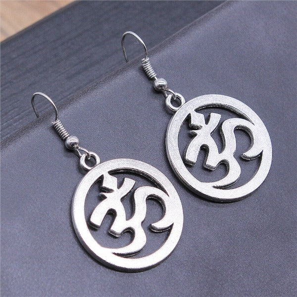 Kolczyk Buddyzm Om srebrny