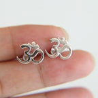 Srebrny kolczyk buddyjski Om