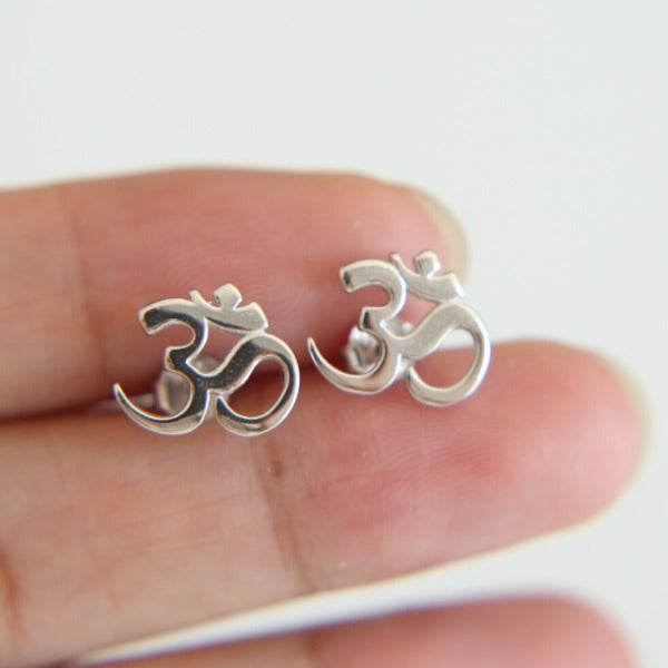 Srebrny kolczyk buddyjski Om