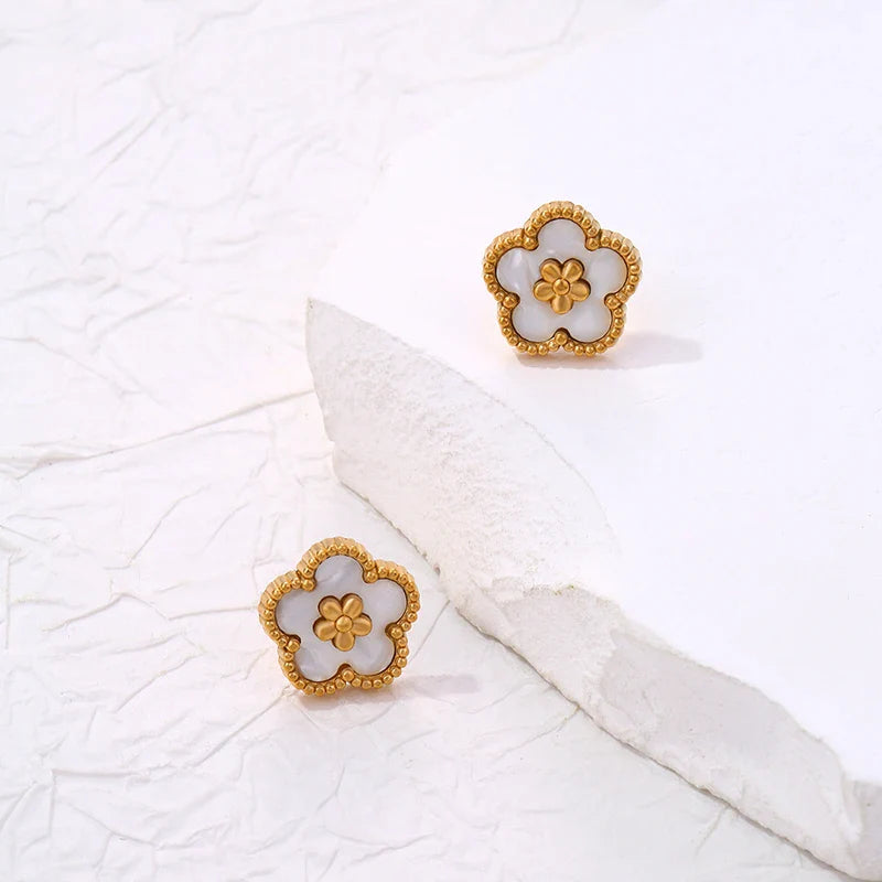 Náušnice pecky se čtyřlístkem s 5 lístky bílé