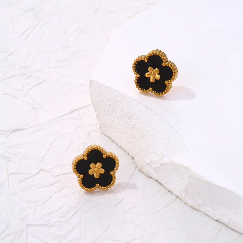 Náušnice pecky se čtyřlístkem s 5 lístky černé