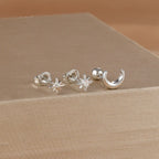 Kolczyki sztyfty z motywem księżyca w kształcie sierpa i gwiazd w kolorze srebrnym