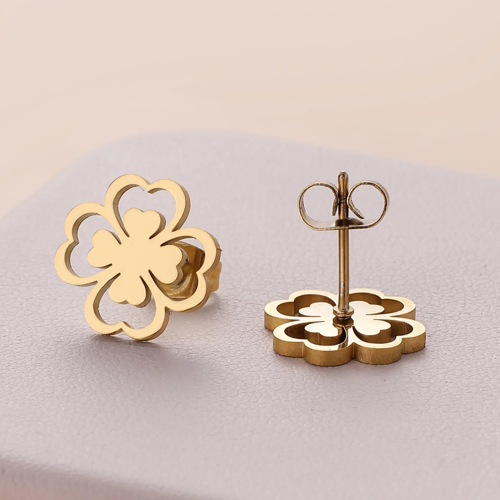 Øredobber med firkløver-studs i gull