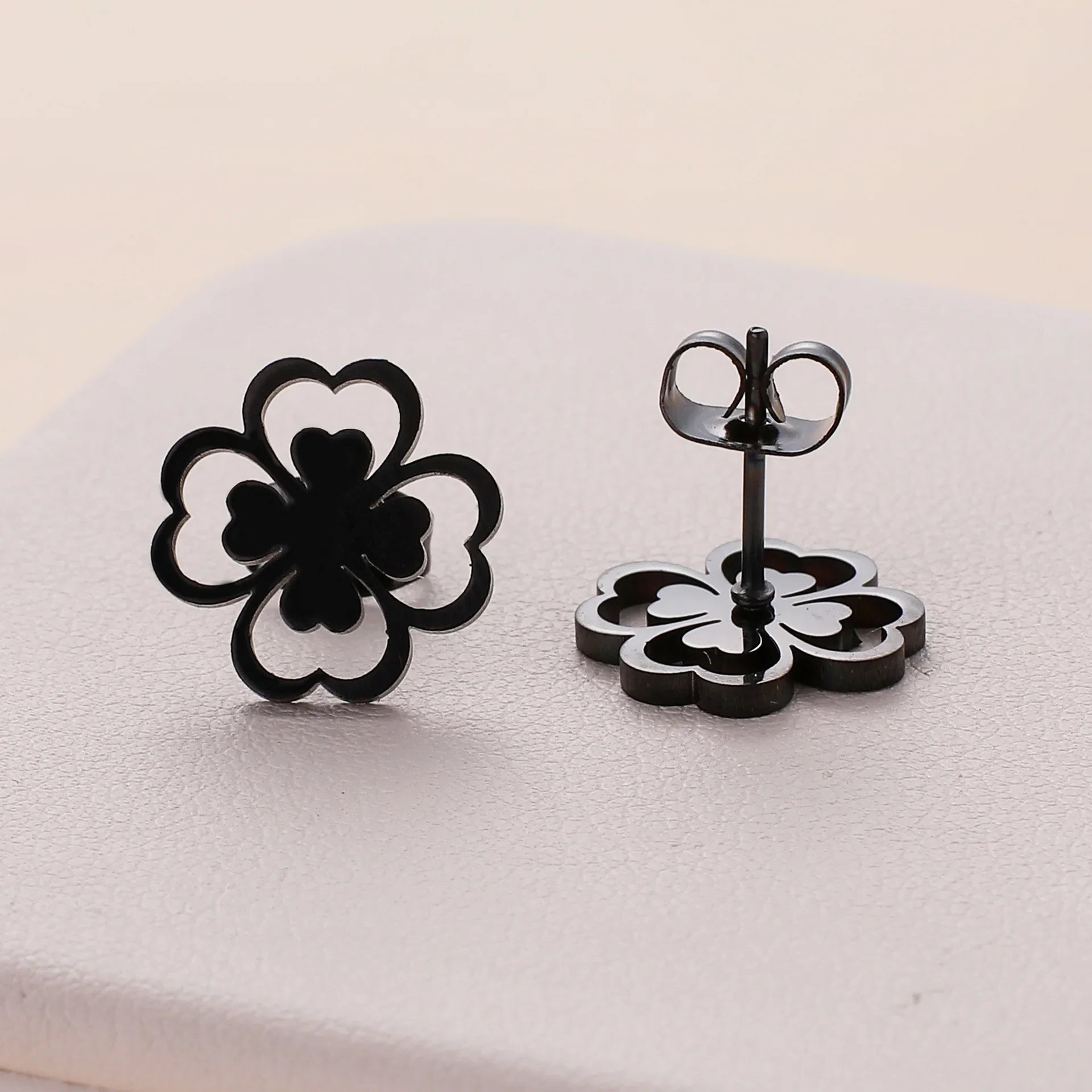 Øredobber med firkløver-studs i svart