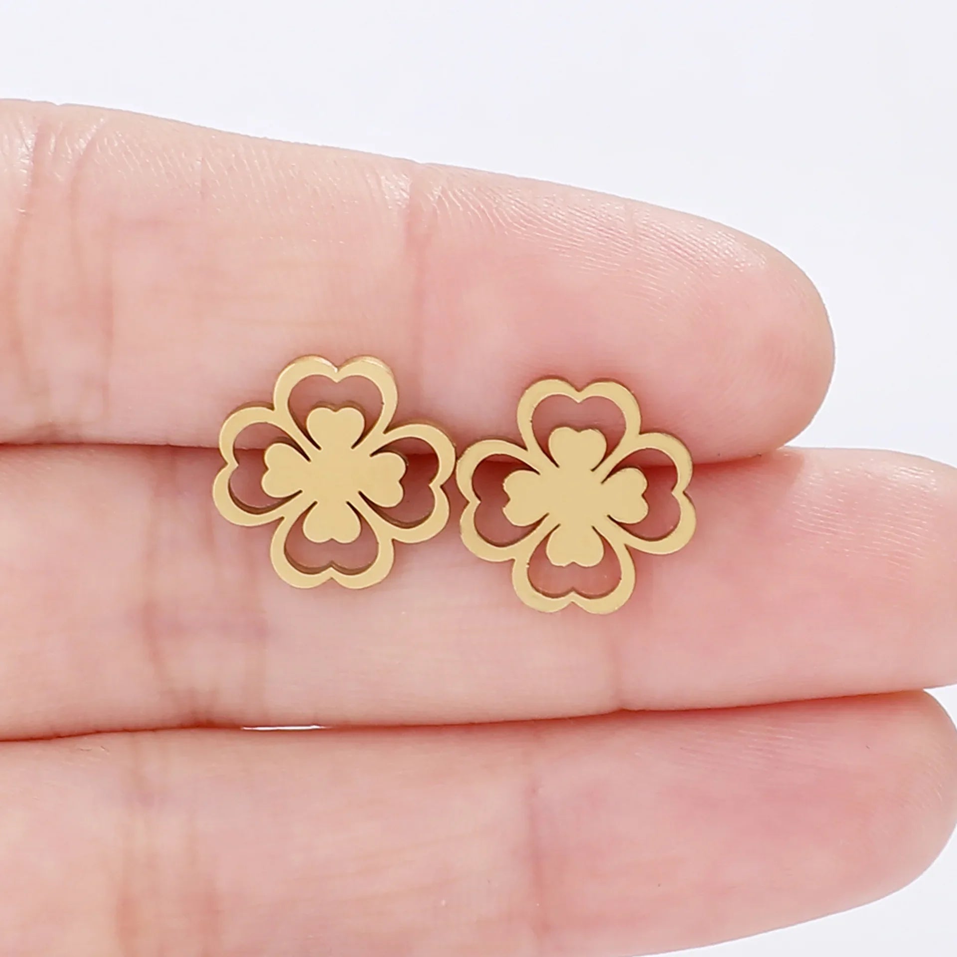 Øredobber med firkløver-studs i gull