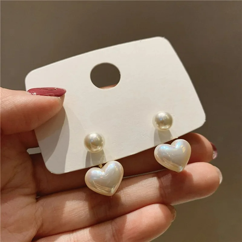 Boucles d'Oreilles Clou en Perles Blanches Coeur