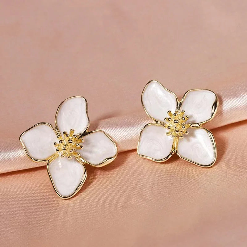 Boucles d'Oreilles Clou Fleur d'Hibiscus Pétales Nacrés blanc