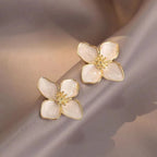 Kolczyki wkrętki kwiat hibiskusa perłowe białe płatki