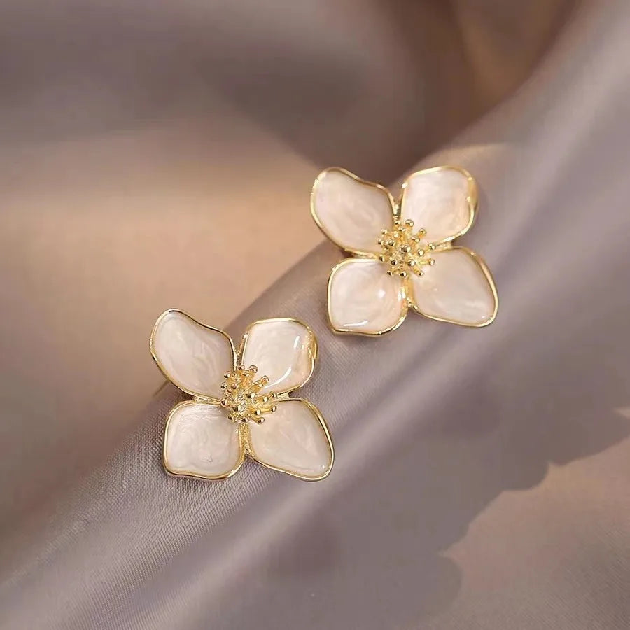 Kolczyki wkrętki kwiat hibiskusa perłowe białe płatki