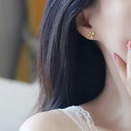 Eleganckie kolczyki wkrętki w kształcie kwiatu