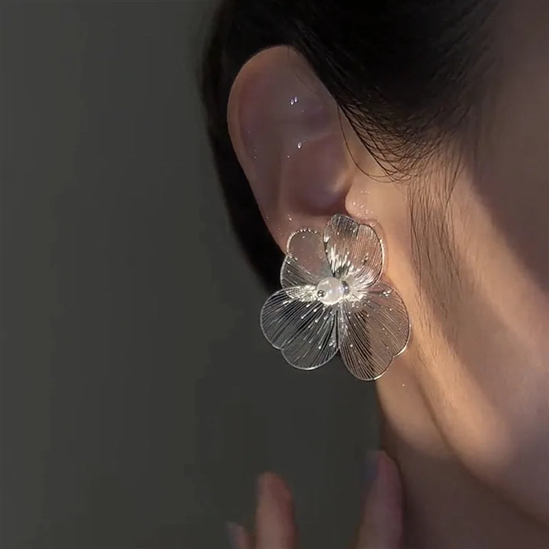 Kolczyki wkrętki Kwiat Szerokie Białe Płatki