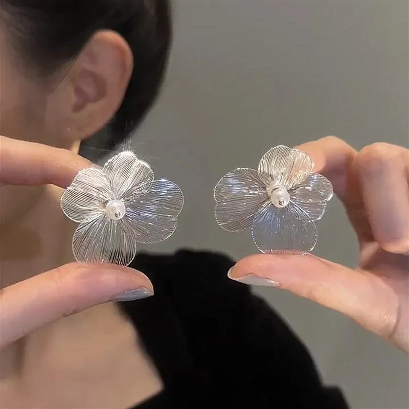 Kolczyki wkrętki Kwiat Szerokie Białe Płatki