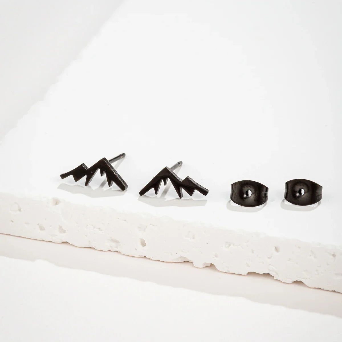 Øredobber med fjellnål for kvinne eller mann svart