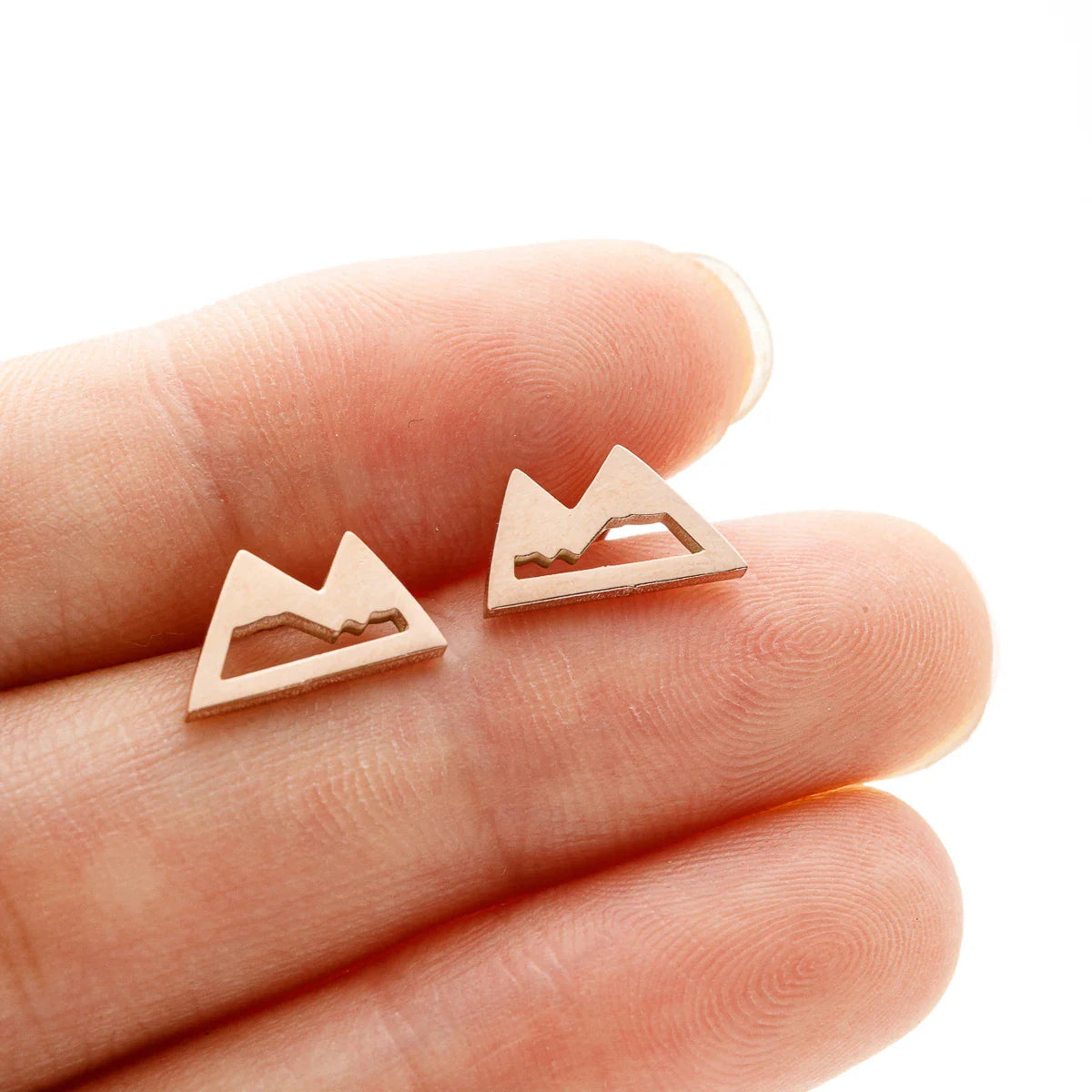 Minimalistiske fjell ørestikker i roségull