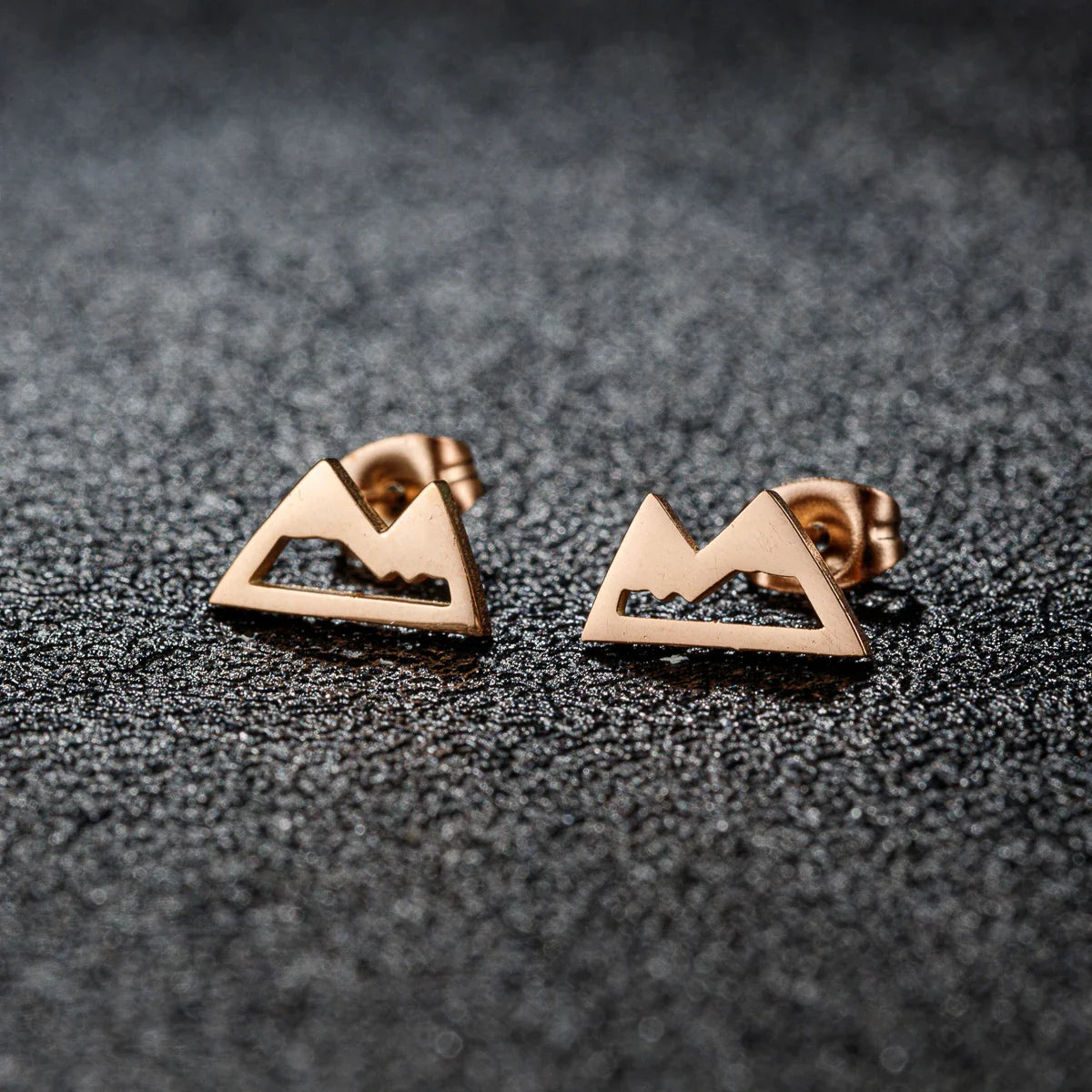 Minimalistiske fjell ørestikker i roségull