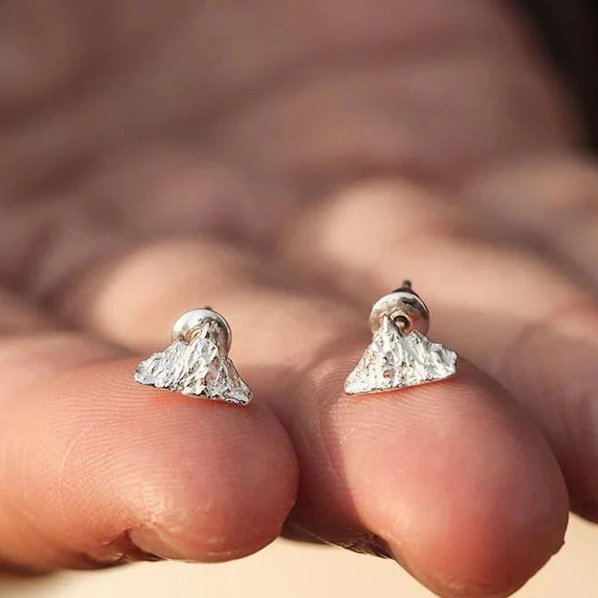 Øredobber med fjellmotiv, sølvfarget


Materiale: stål


Farger: sølv


Størrelse: 1 cm i diameter (se bilde)


Allergivennlig, passer for menn, kvinner, gutter eller jenter


Meget godt utført produkt