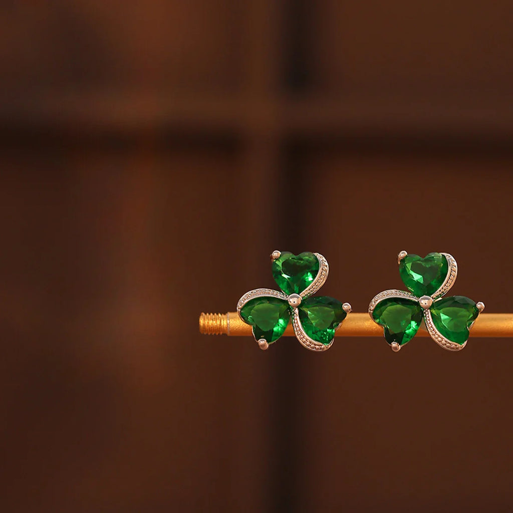 Örhängen med treklöverstift i smaragdgrönt och silverzirkon