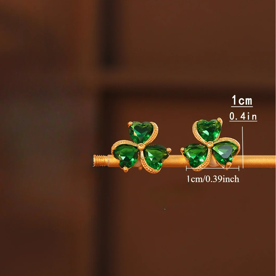 Øredobber med trebladet kløverstift i smaragdgrønt og zirkon