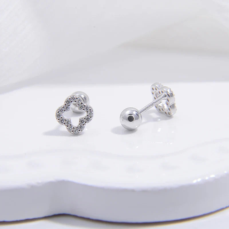 Örhängen med fyrklöver-stift i silver