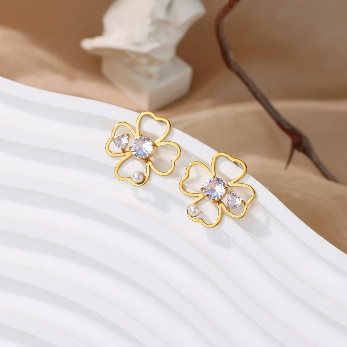 Øredobber med firkløver-studs som gir lykke