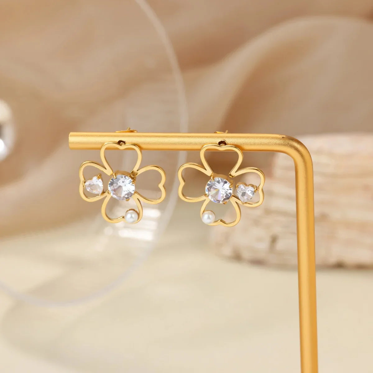 Øredobber med firkløver-studs som gir lykke