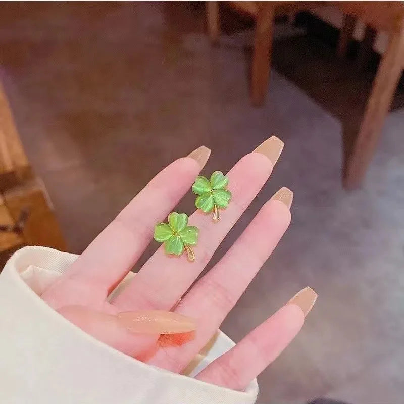 Øredobber med firkløver i grønt