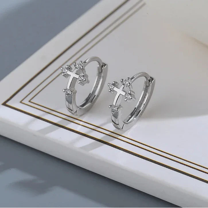 Kolczyki koła z krzyżem Jezusa z cyrkoniami