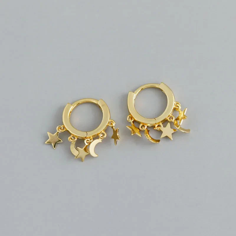 Kolczyki koła z zawieszkami w kształcie gwiazd i księżyców złote