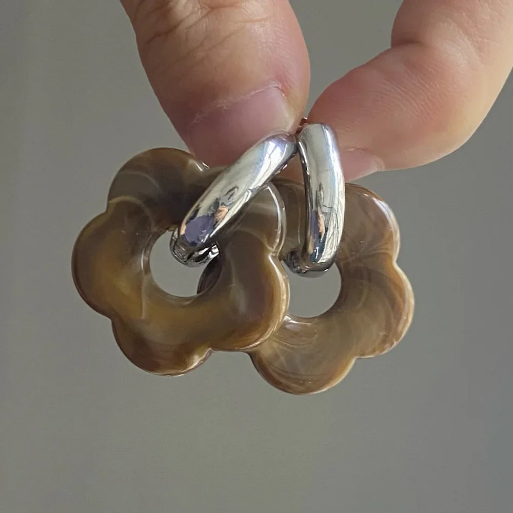 Boucles d'Oreilles Créoles Fleur en Résine