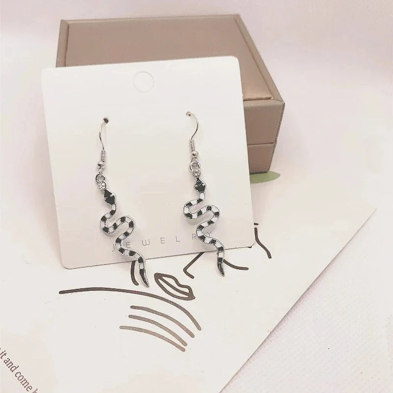 Kolczyki damskie zwierzę wąż czarno-białe