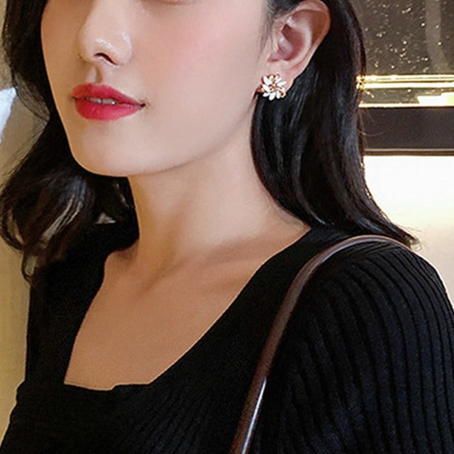 Złote kolczyki w kształcie kwiatu dla kobiet