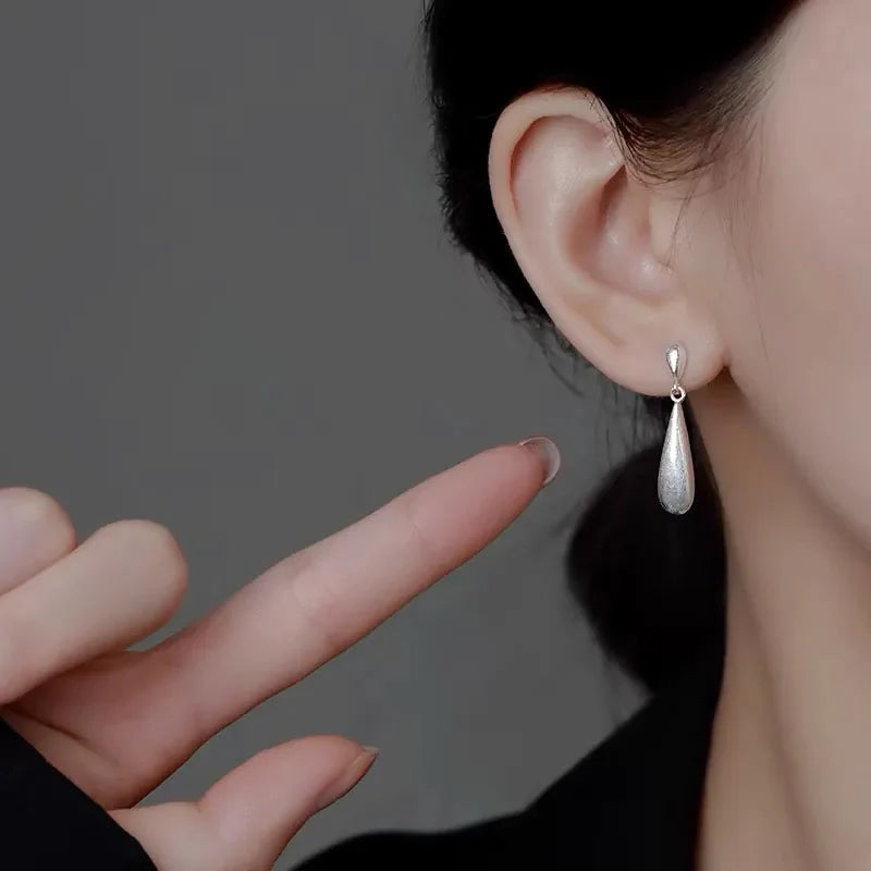 Kolczyki wkrętki kropla wody z białym cyrkonem