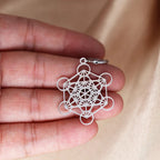 Srebrne wiszące kolczyki z sześcianem Metatrona