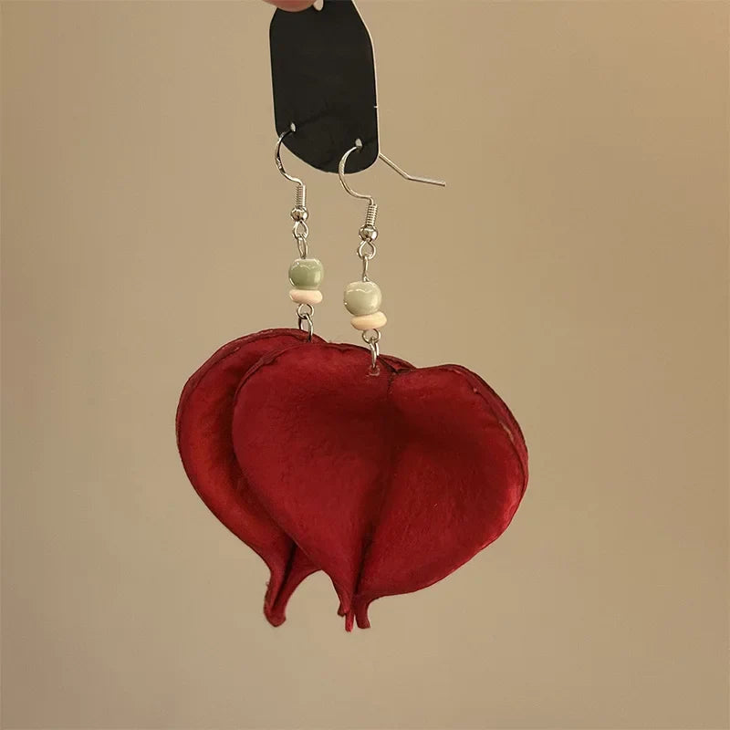 Øreringe med hængende farvet rød blad