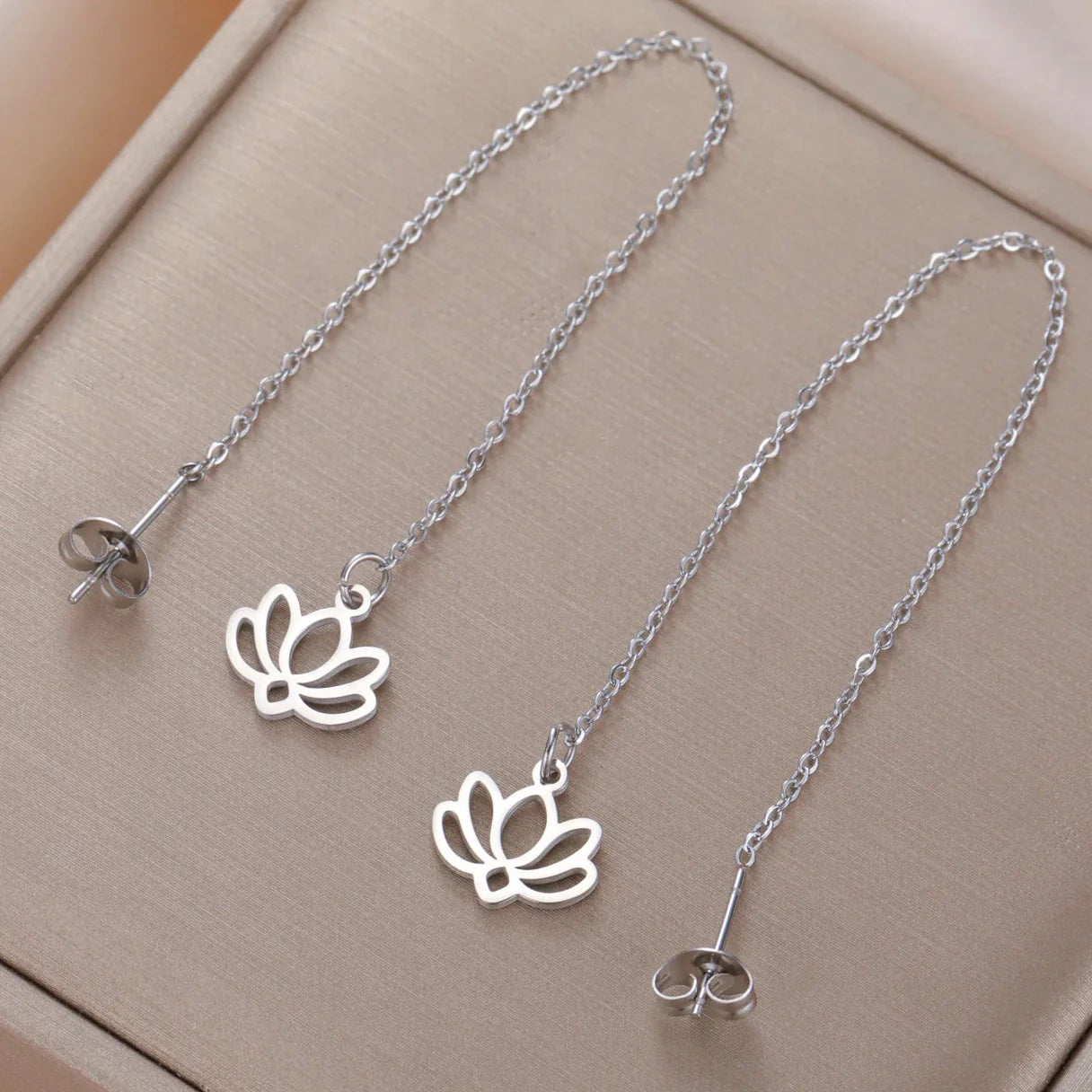 Boucles d'Oreilles Pendantes avec Fine Fleur de Lotus argent