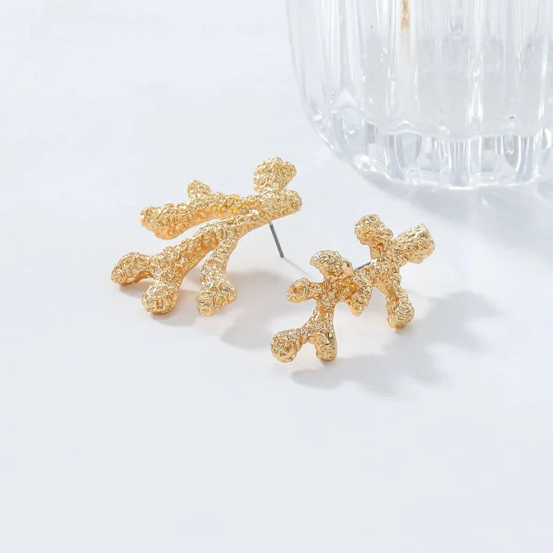 Wiszące kolczyki z koralem w kolorze złotym lub srebrnym