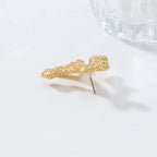 Wiszące kolczyki z koralem w kolorze złotym lub srebrnym