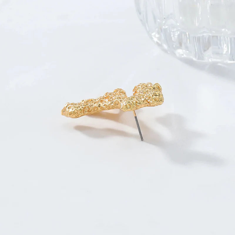 Wiszące kolczyki z koralem w kolorze złotym lub srebrnym