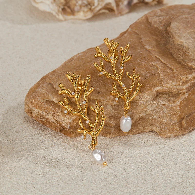 Boucles d'Oreilles Pendantes Corail et Perles Blanches