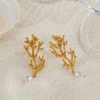 Kolczyki wiszące z koralem i białymi perłami