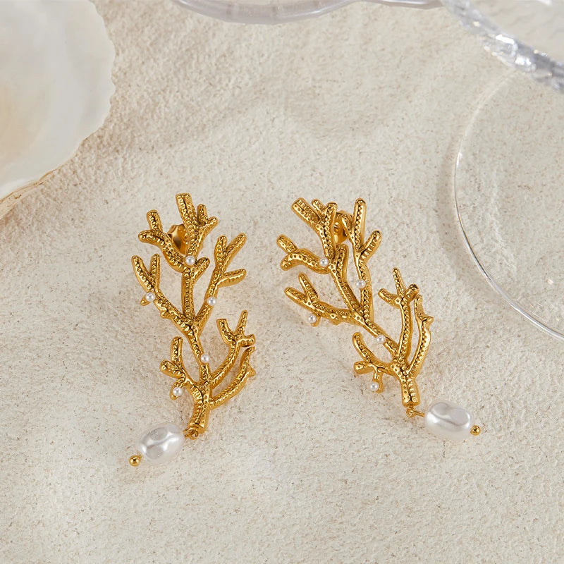 Kolczyki wiszące z koralem i białymi perłami